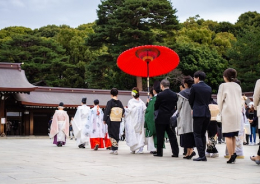 森の中で座っている新郎新婦が向かい合っている