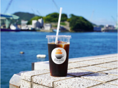 海が見える場所に置いたアイスコーヒー